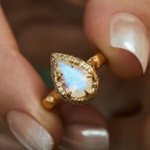Mystic Aura Ring – Enchanting Elegance with a Touch of Magic