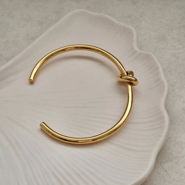 Timeless Gold Bangles for Elegant and Traditional Style