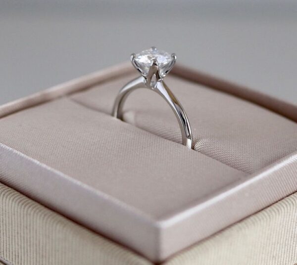 Evelyn Solitaire Ring – Timeless Elegance in a Single Sparkle